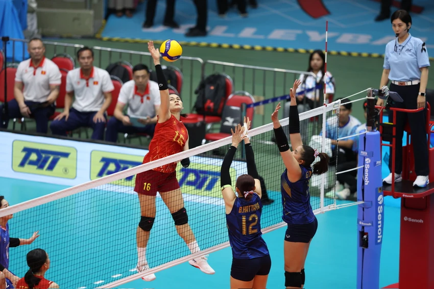 hlv-tuyen-viet-nam-vi-von-nhung-co-gai-chan-dai-nhu-ronaldo (2).jpg