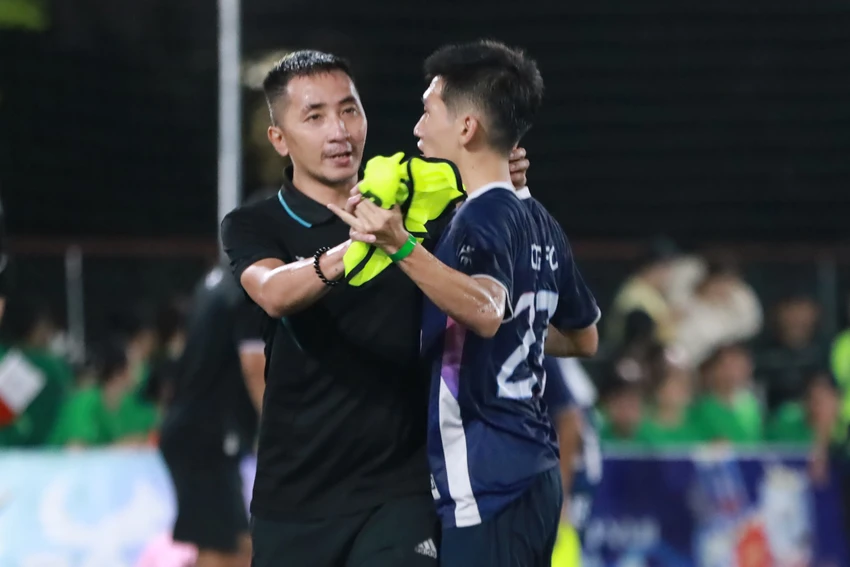hlv-louis-nguyen-mat-tay-voi-ngoi-vua-ngoan-muc-cua-ctg-binh-dinh (2).jpg