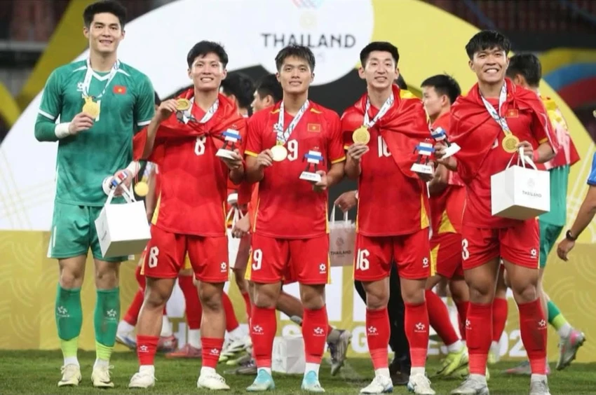 bau-duc-ong-gia-noel-hon-20-nam-cho-khong-cau-thu-va-giac-mo-bong-da-viet-ben-vung (14).jpg
