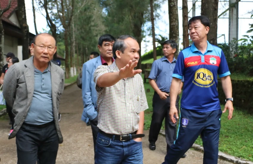 bau-duc-ong-gia-noel-hon-20-nam-cho-khong-cau-thu-va-giac-mo-bong-da-viet-ben-vung (9).jpg