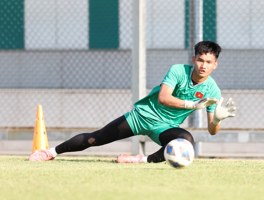 mat-quan-ngoai-du-kien-hlv-kim-sang-sik-goi-gap-1-cau-thu-sang-qatar (3).jpg