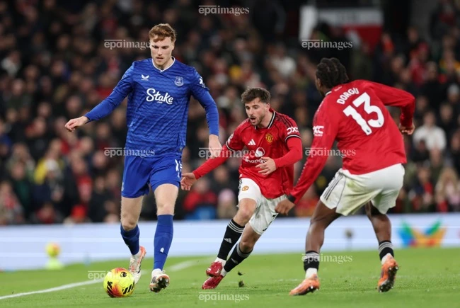 khong-thang-doi-cuoi-bang-man-united-mang-noi-lo-den-elland-road (3).jpg