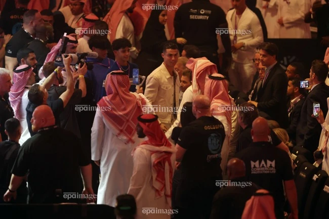 nong-ronaldo-treo-giay-lam-chu-clb-al-nassr (1).jpg