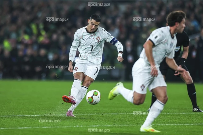 ronaldo-phai-da-tiep-du-chi-con-mot-chan-hay-phai-bo-tren-san (2).jpg