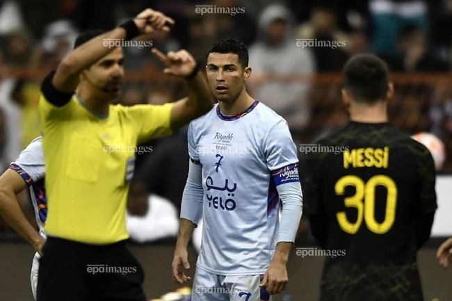 soc-ronaldo-khong-cung-dang-cap-voi-messi (1).jpg