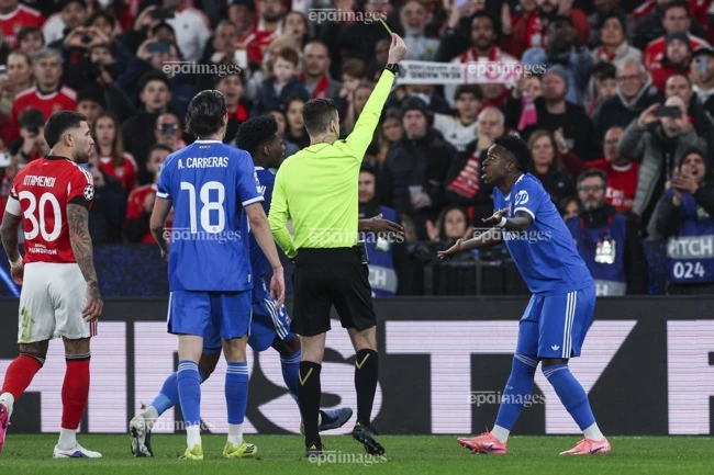 thay-tro-mourinho-doi-mat-an-phat-nang-tu-fifa (1).jpg