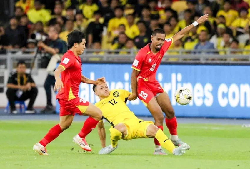 doi-tuyen-viet-nam-va-malaysia-doc-toan-luc-cho-dai-chien (4).jpg