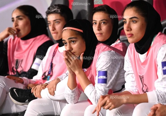 chan-dong-asian-cup-nu-7-cau-thu-iran-o-lai-uc-con-lai-sang-malaysia (3).jpg