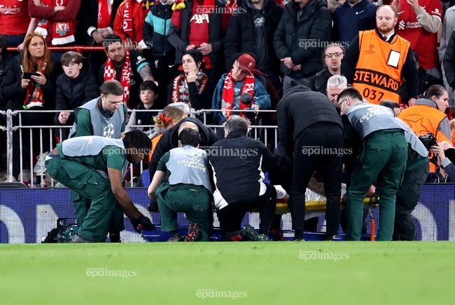 kinh-hoang-sao-galatasaray-dut-lia-ngon-tay-ngay-tren-san-cua-liverpool (2).jpg