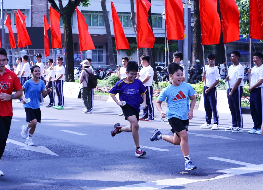 hon-6-000-nguoi-o-tp-hcm-bung-no-trong-ngay-chay-olympic (5).jpg