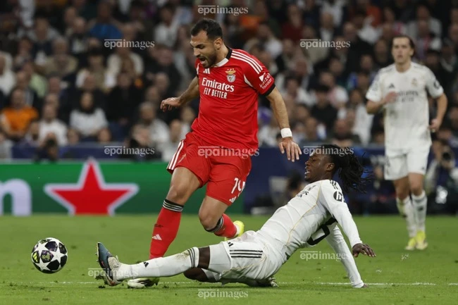 mu-nham-1-cau-thu-lo-so-liverpool-va-chelsea-cuop-hang (2).jpg