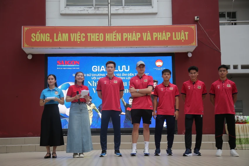 tuyen-thu-hoang-duc-va-dan-sao-viet-tiep-suc-giac-mo-hoc-sinh-ngheo (3).JPG
