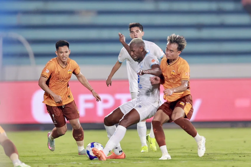bau-duc-lai-lo-rot-hang-ninh-binh-dai-chien-ha-noi-fc (2).jpg