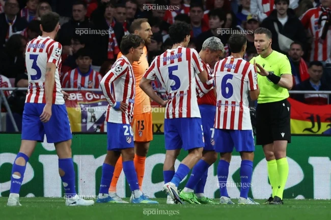 arsenal-mat-oan-phat-den-atletico-thoat-thua-day-tranh-cai (2).jpg