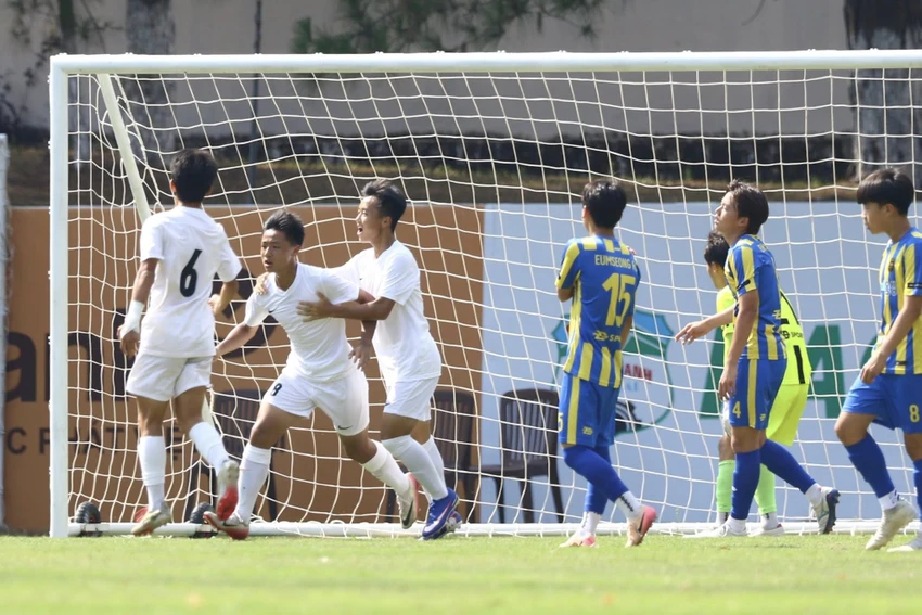 hlv-park-hang-seo-xuat-hien-o-pleiku-chung-ket-giai-quoc-te-nong-ruc (4).jpg