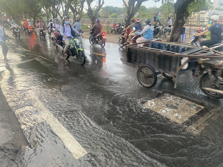 nước từ sông Sài Gòn và các miệng cống bắt đầu dâng cao và tràn lên đường gây ngập lụt úng.JPG