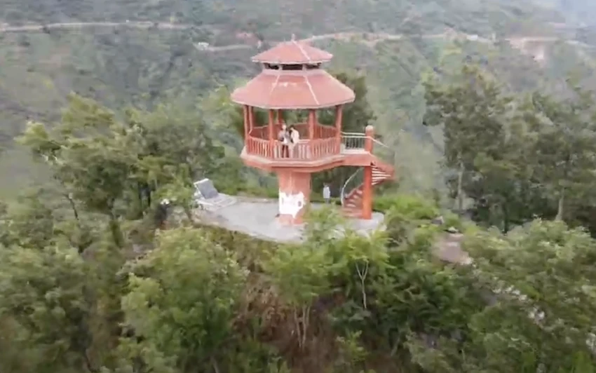 Chòi vọng cảnh nhìn từ trên cao. Ảnh: Phan Tuân.