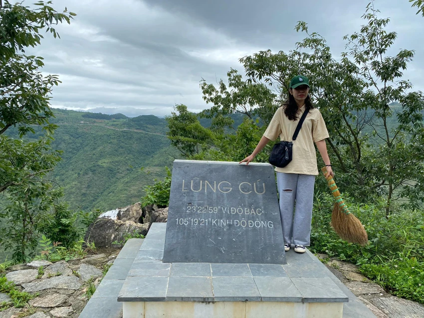 Tương tự như cột cờ Lũng Cũ, điểm cực bắc - chòi vọng cảnh cũng trở thành điểm đến lý tưởng, mà du khách nào cũng muốn chinh phục. Ảnh: Phan Tuân.