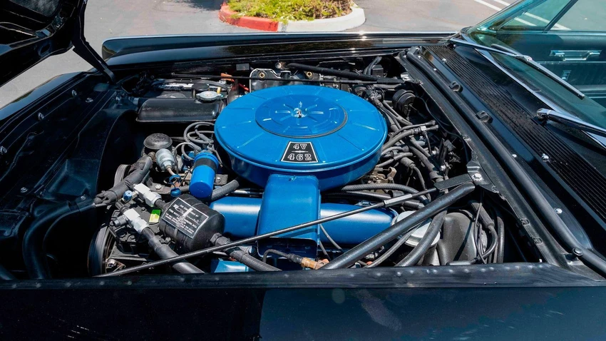 Ford cũng trang bị cho 462 bộ nâng thủy lực và bộ chế hòa khí Carter AFB bốn thùng. Ảnh : Hotcars