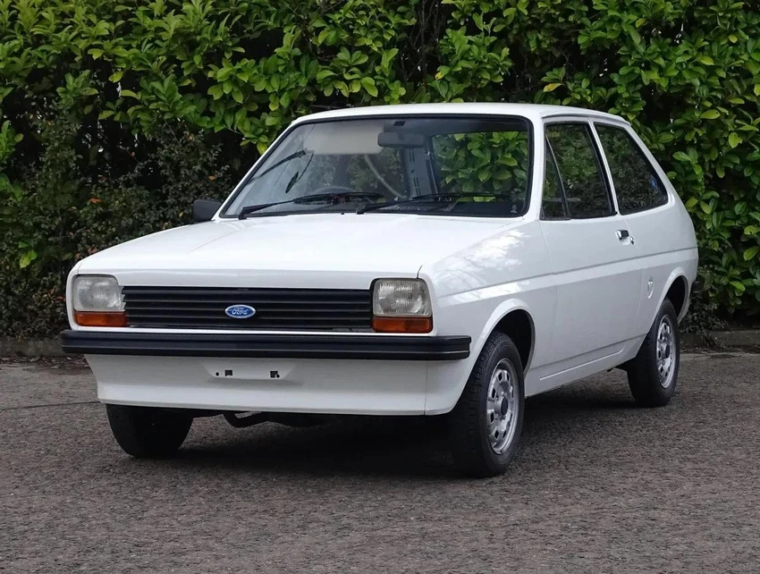 Ford Fiesta thế hệ đầu tiên là một chiếc xe nhỏ, kém hấp dẫn và kém mạnh mẽ. Ảnh: Hotcars Ford Fiesta thế hệ đầu tiên là một chiếc xe nhỏ, kém hấp dẫn và kém mạnh mẽ. Ảnh: Hotcars