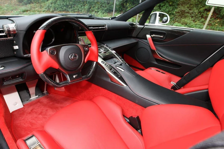 Nội thất gần như hoàn toàn là duy nhất của LFA. Ảnh: Hotcars Nội thất gần như hoàn toàn là duy nhất của LFA. Ảnh: Hotcars