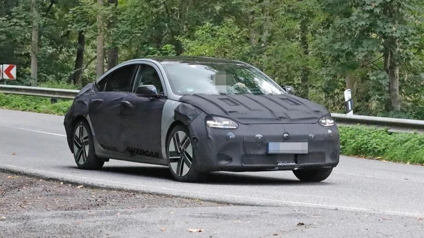 Genesis Electrified GV70 là đối thủ của BMW iX3. Ảnh: Theo Autocar.