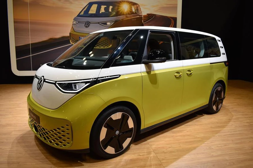 Toyota bZ4X có giá khoảng 1,2 tỉ đồng. Ảnh: Theo Autocar.