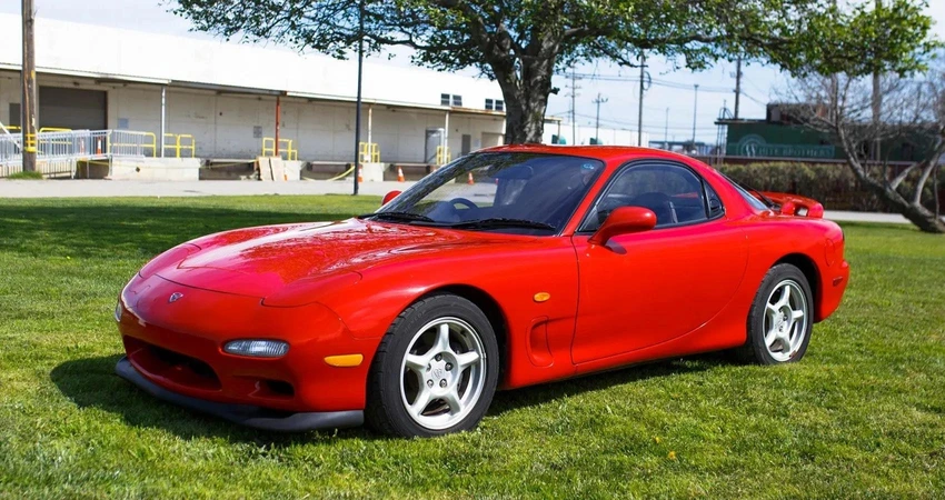Mazda đã quyết định trang bị động cơ này cho một chiếc xe thể thao tuyệt vời là RX-7. Ảnh: Hotcars.