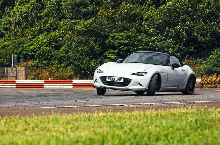 Mazda MX-5 là thế hệ thứ tư, được thiết kế ngắn hơn, nhẹ hơn, rộng rãi hơn và bố trí tốt hơn. Ảnh: Autocar. Mazda MX-5 là thế hệ thứ tư, được thiết kế ngắn hơn, nhẹ hơn, rộng rãi hơn và bố trí tốt hơn. Ảnh: Autocar.