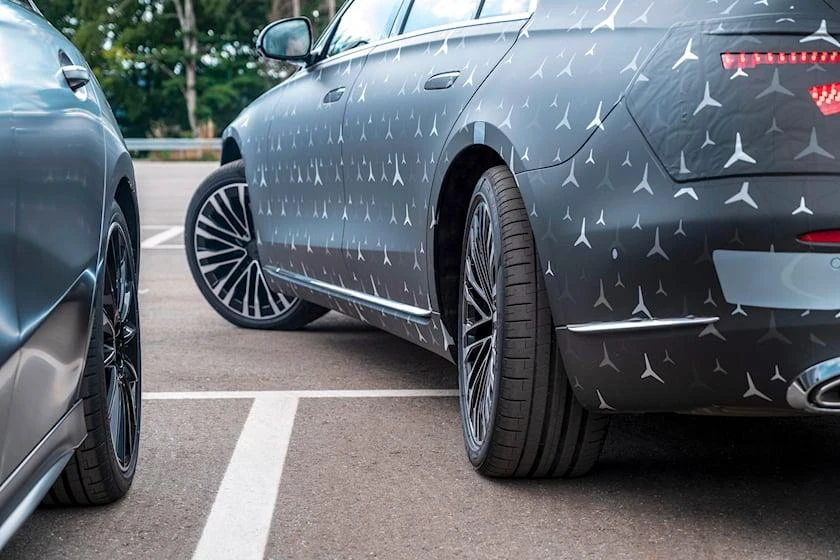 S-Class được thiết kế có hệ thống lái cầu sau. Ảnh: Carbuzz. S-Class được thiết kế có hệ thống lái cầu sau. Ảnh: Carbuzz.
