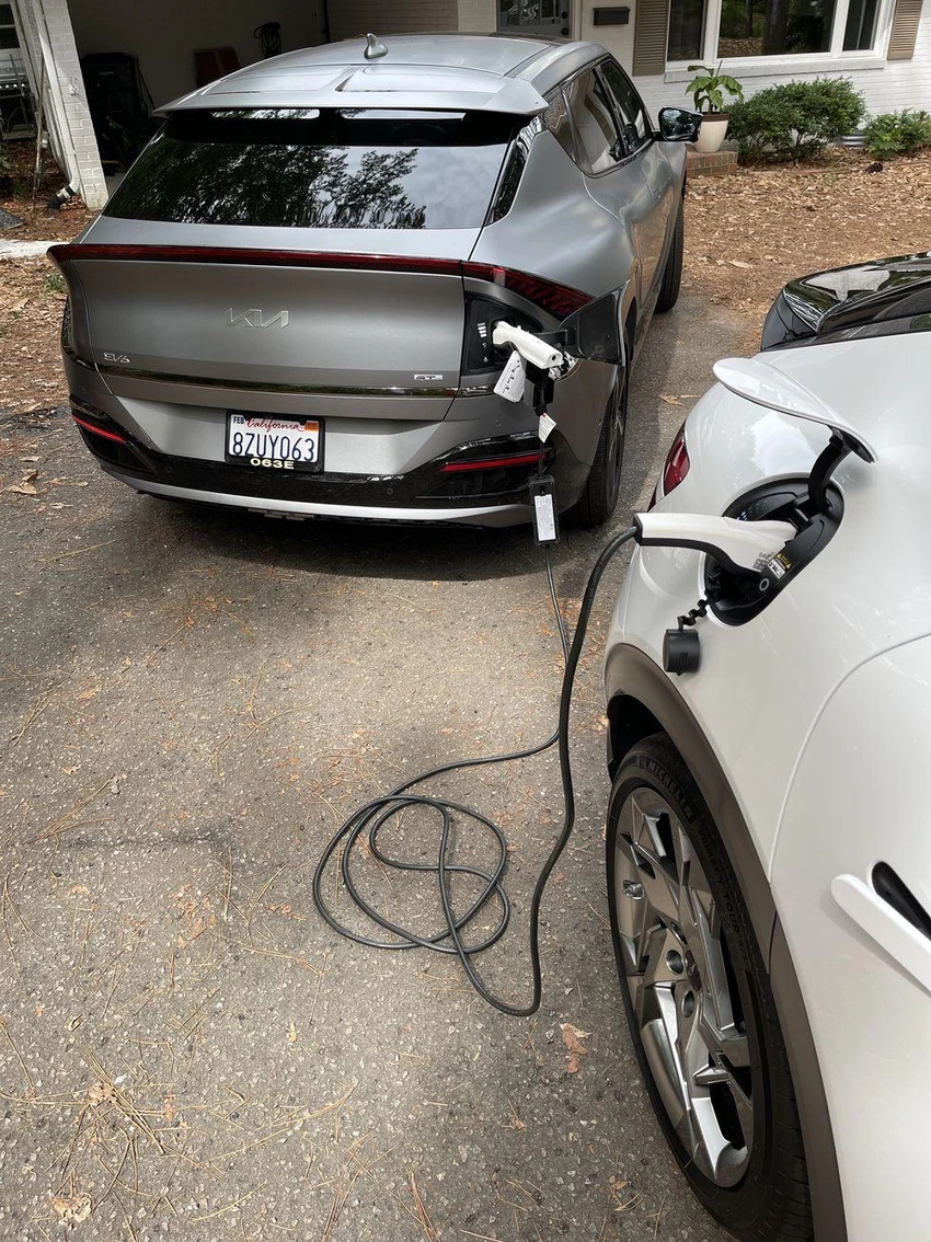 Kia EV6 có thể đóng vai trò như một máy phát điện nhỏ. Ảnh: Caranddrive. Kia EV6 có thể đóng vai trò như một máy phát điện nhỏ. Ảnh: Caranddrive.