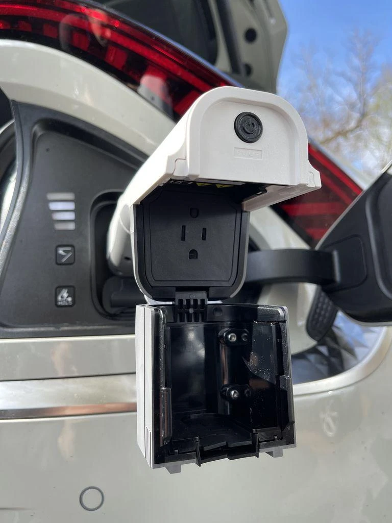 Bộ chuyển đổi này biến cổng sạc EV6 thành một ổ cắm. Ảnh: Caranddrive. Bộ chuyển đổi này biến cổng sạc EV6 thành một ổ cắm. Ảnh: Caranddrive.