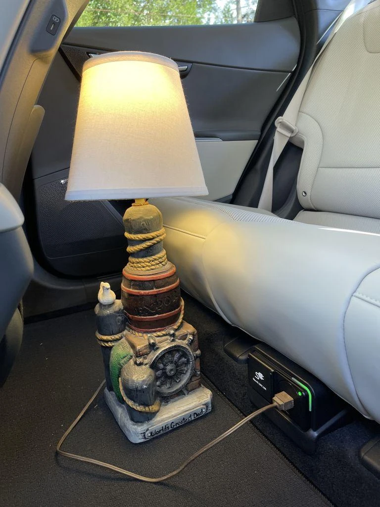 Có hai cách để trích xuất nguồn điện 115 volt từ EV6. Ảnh:Caranddrive. Có hai cách để trích xuất nguồn điện 115 volt từ EV6. Ảnh:Caranddrive.