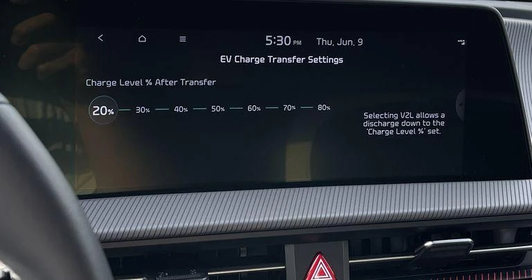 EV6 có thể cung cấp điện trong khi ô tô đang chuyển động. Ảnh:Caranddrive. EV6 có thể cung cấp điện trong khi ô tô đang chuyển động. Ảnh:Caranddrive.