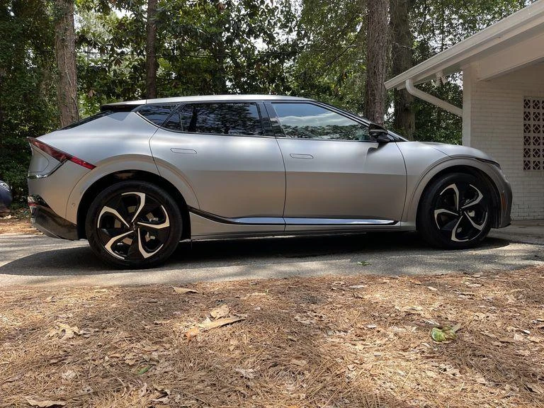 Ổ cắm cổng sạc của EV6 chỉ hoạt động khi ô tô đang dừng. Ảnh:Caranddrive. Ổ cắm cổng sạc của EV6 chỉ hoạt động khi ô tô đang dừng. Ảnh:Caranddrive.