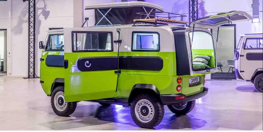 Một cánh cửa lớn ở hai bên của chiếc xe mở ra bên ngoài thay vì trượt ngang thân xe. Ảnh: Electrek. Một cánh cửa lớn ở hai bên của chiếc xe mở ra bên ngoài thay vì trượt ngang thân xe. Ảnh: Electrek.