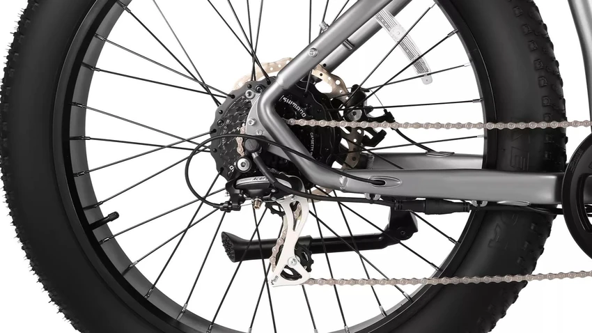 Xe được trang bị lốp béo Kenda 26 inch. Ảnh: Autoevolution.