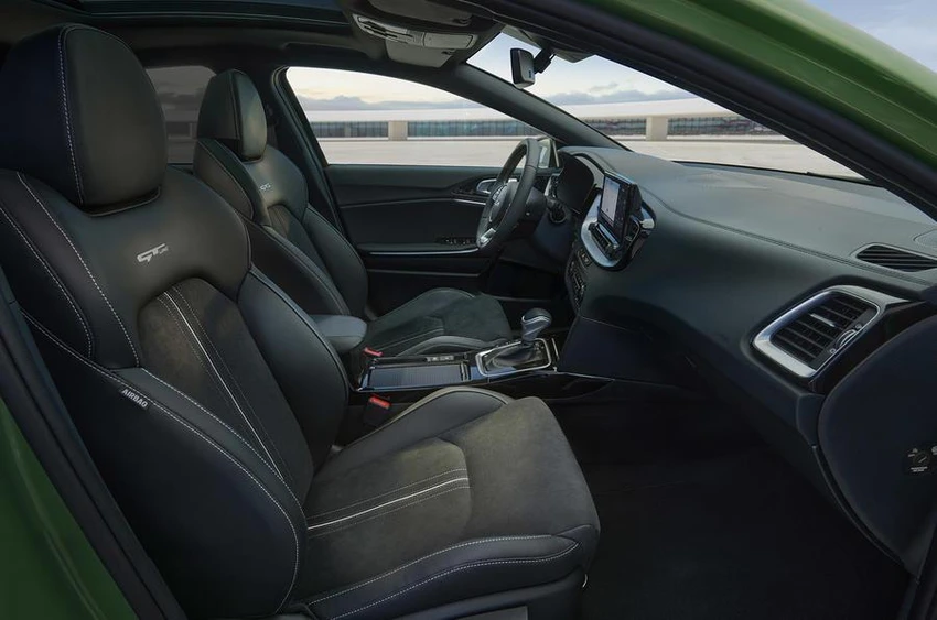 Xe còn được trang bị thêm hệ thống âm thanh JBL cao cấp, ghế có sưởi và thông gió. Ảnh: Autocar. Xe còn được trang bị thêm hệ thống âm thanh JBL cao cấp, ghế có sưởi và thông gió. Ảnh: Autocar.