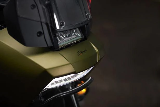 Logo Bộ sưu tập Người đam mê nằm phía trên đèn pha. Ảnh: Motorcyclistonline. Logo Bộ sưu tập Người đam mê nằm phía trên đèn pha. Ảnh: Motorcyclistonline.