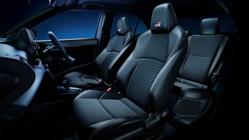 Yaris Cross GR Sport có hàng ghế trước đặc biệt, nó được kết hợp giữa vật liệu Air Nubuck và da tổng hợp. Ảnh: Moto1. Yaris Cross GR Sport có hàng ghế trước đặc biệt, nó được kết hợp giữa vật liệu Air Nubuck và da tổng hợp. Ảnh: Moto1.