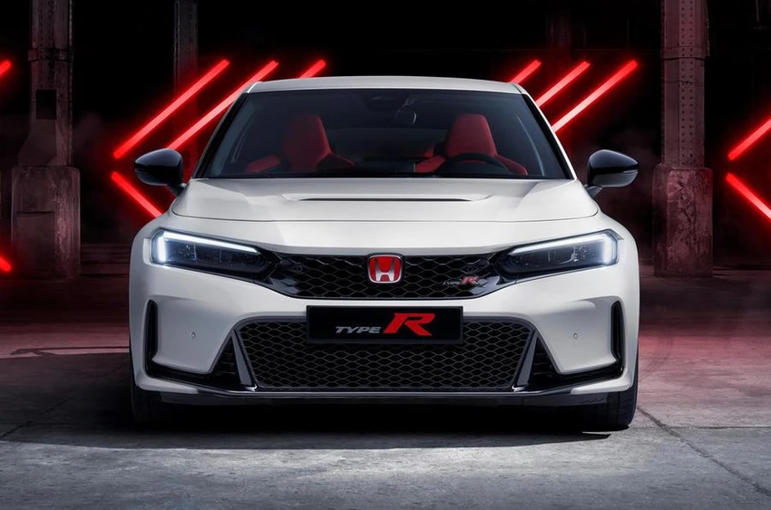 Xe còn được trang bị hộp số sàn sáu cấp cải tiến. Ảnh: Autocar.