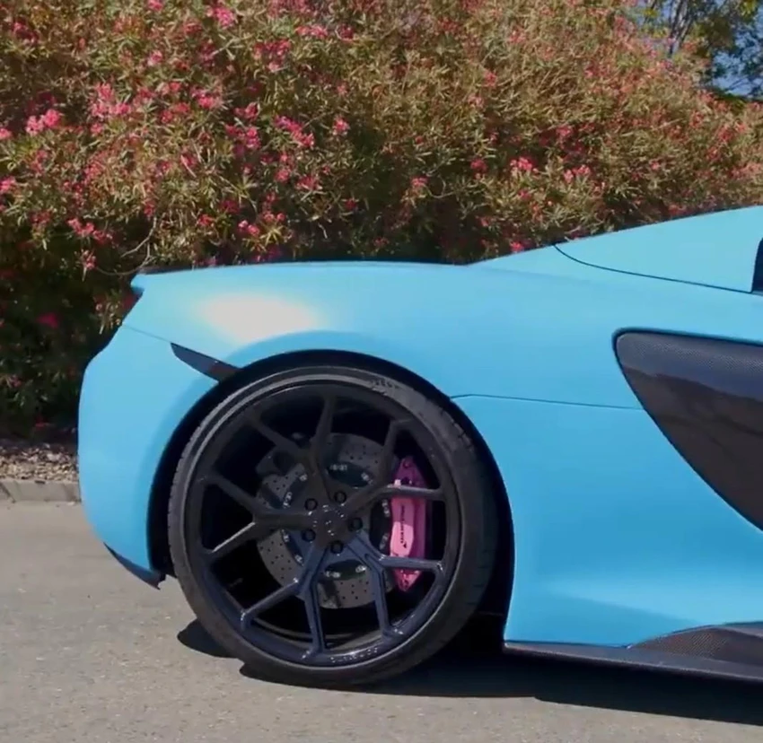 McLaren 650S nổi bật trong đám đông, ngay cả người xem cho rằng nó đã quá hào nhoáng. Ảnh: Autoevolution. McLaren 650S nổi bật trong đám đông, ngay cả người xem cho rằng nó đã quá hào nhoáng. Ảnh: Autoevolution.