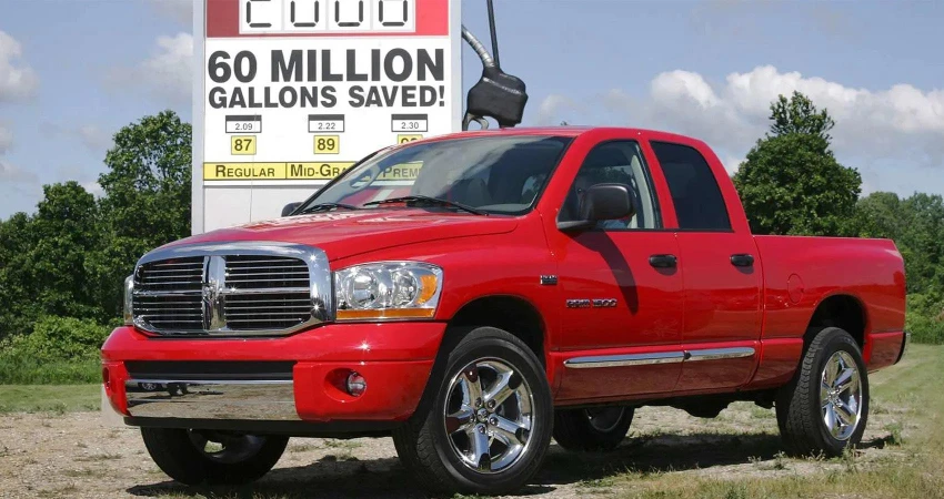 Ram 1500 Laramie 2008 tự hào có công suất 345 mã lực và mô-men xoắn 375 lb-ft. Ảnh: Hotcars. Ram 1500 Laramie 2008 tự hào có công suất 345 mã lực và mô-men xoắn 375 lb-ft. Ảnh: Hotcars.