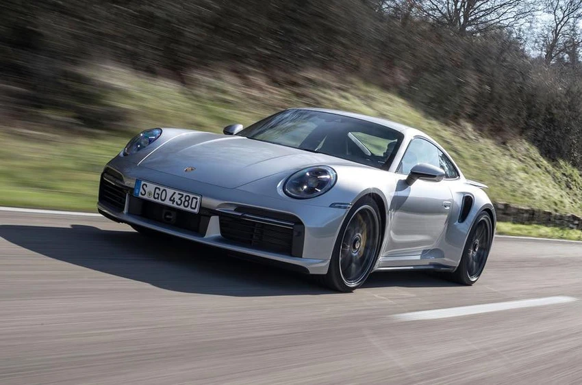 911 Turbo S mới được trang bị động cơ sáu phẳng tăng áp kép 642 mã lực. Ảnh: Autocar.