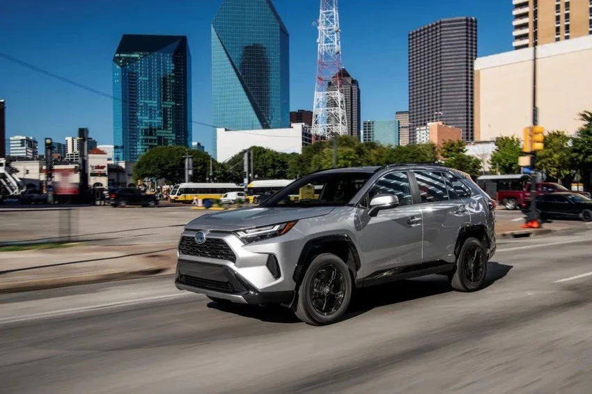 RAV4 là một trong những chiếc xe phổ biến nhất trên thế giới. Ảnh: Motorbiscuit. RAV4 là một trong những chiếc xe phổ biến nhất trên thế giới. Ảnh: Motorbiscuit.