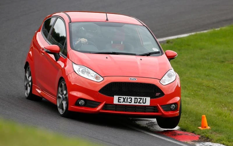 Ford Fiesta ST không phải là một động cơ V8 mạnh mẽ. Ảnh: Autocar. Ford Fiesta ST không phải là một động cơ V8 mạnh mẽ. Ảnh: Autocar.