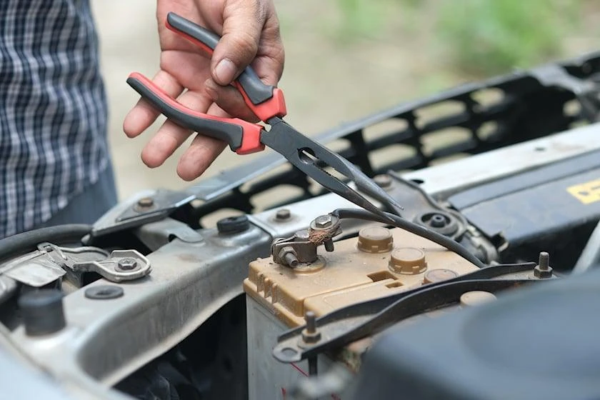 Nới lỏng đai ốc trên cực dương và tháo đầu nối. Ảnh: Carbuzz.