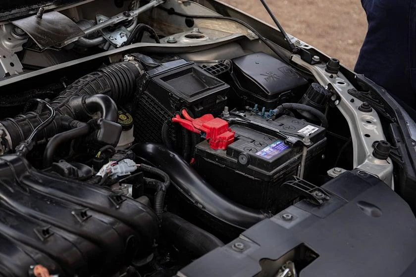 Cách ngắt kết nối bình ắc quy ô tô một cách an toàn. Ảnh: Carbuzz.