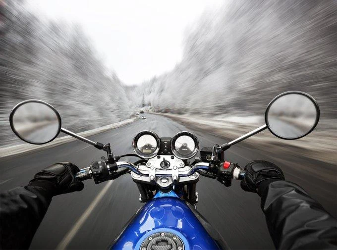 Mang găng tay, chân khi chạy xe máy. Ảnh: Motorbiscuit. Mang găng tay, chân khi chạy xe máy. Ảnh: Motorbiscuit.