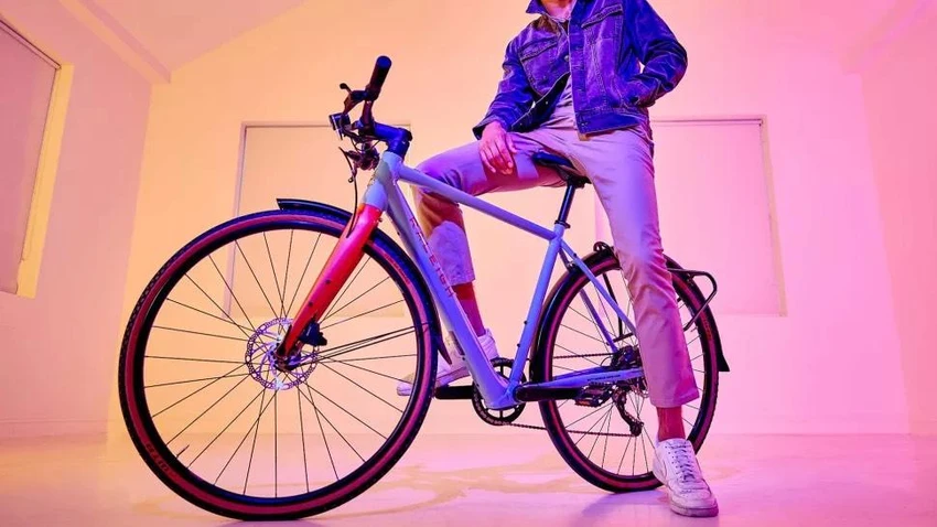 Xe được trang bị pin Ebikemotion X35 250W cho phép đi được khoảng 50 dặm (tương đương 80 km) chỉ với một lần sạc trong 4 giờ. Ảnh: Techradar. Xe được trang bị pin Ebikemotion X35 250W cho phép đi được khoảng 50 dặm (tương đương 80 km) chỉ với một lần sạc trong 4 giờ. Ảnh: Techradar.